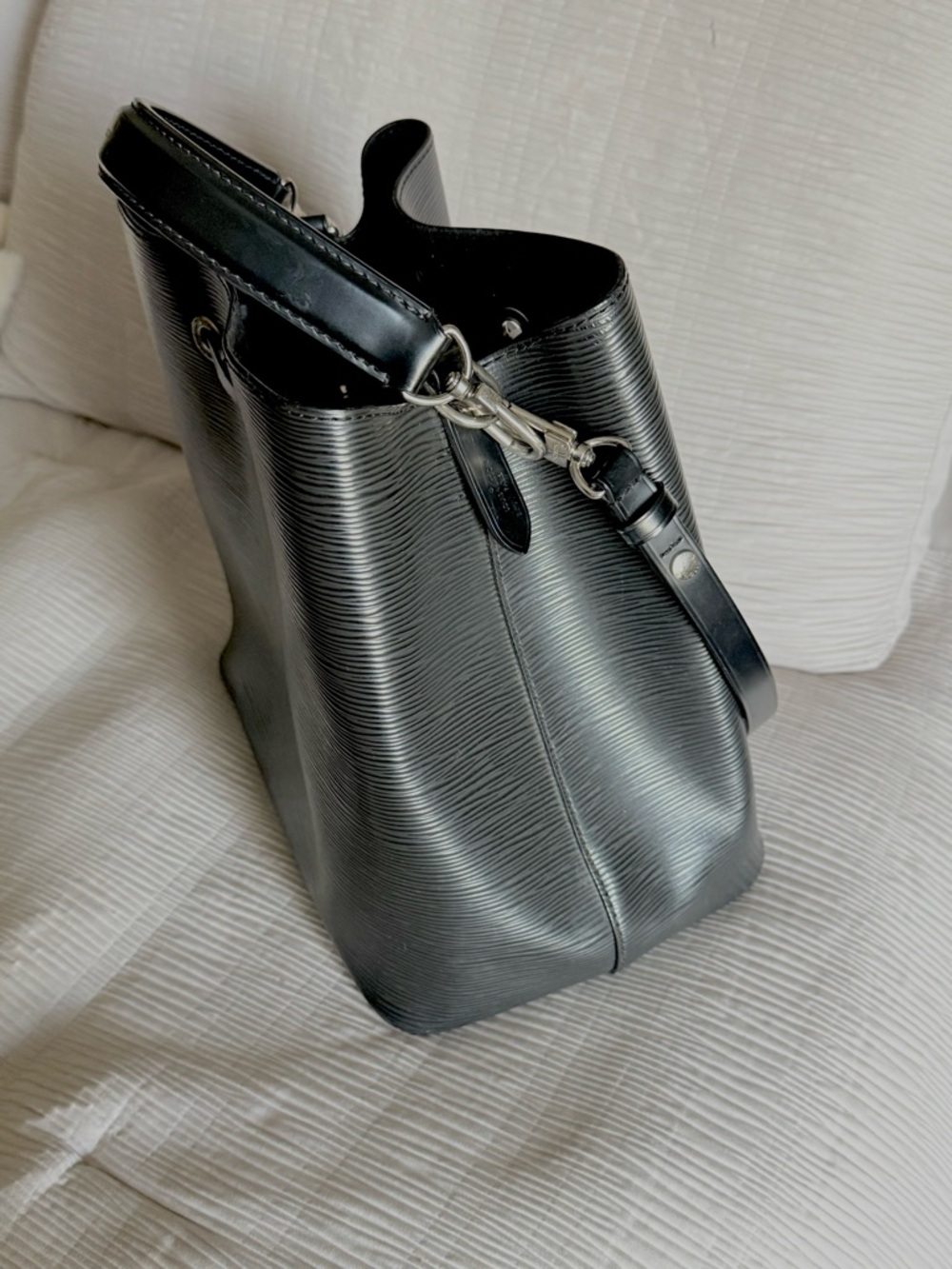 Louis Vuitton Black Epi Leather Drawstring Shoulder Bag - Picture 3 of 16
